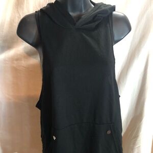 Adorable black tank top w pockets